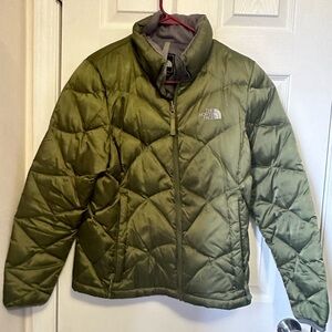 Like new!! Women’s Medium North Face winter coat /jacket. Beautiful army green.